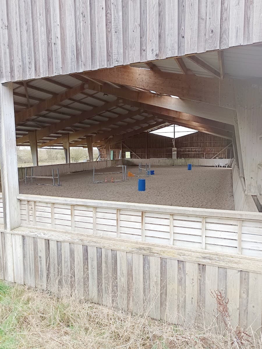 ECURIES DE CHEVANNES — photo 1