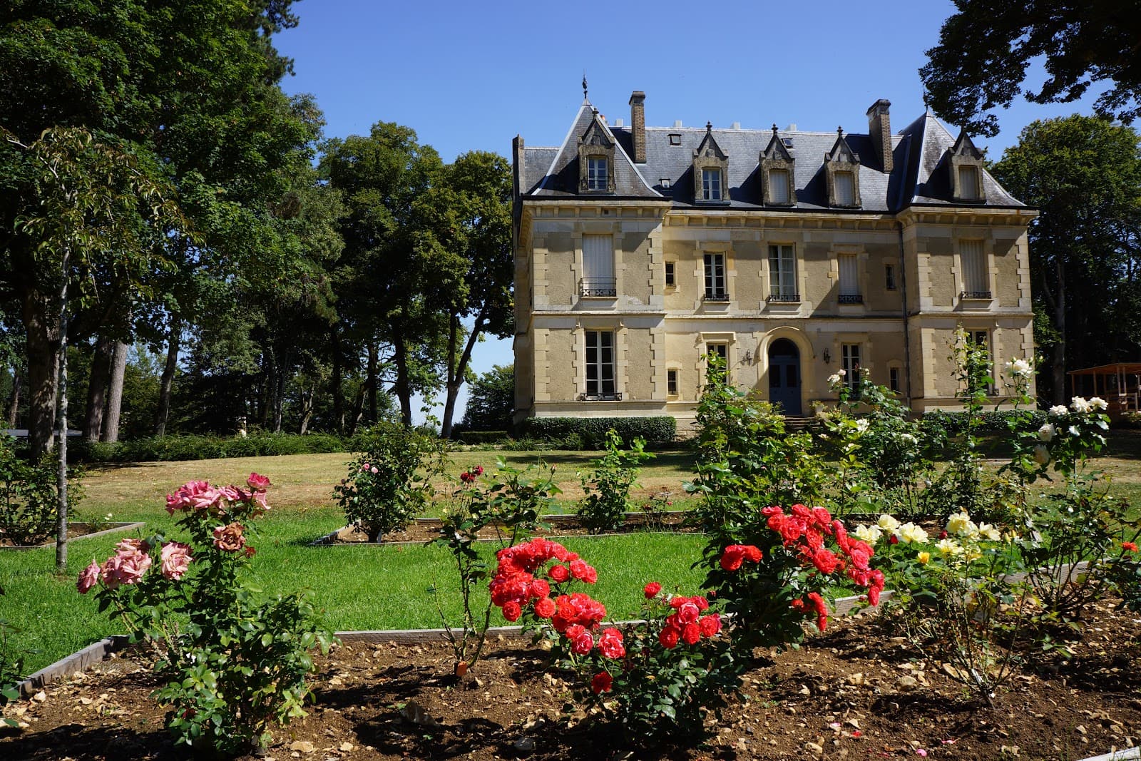 ECURIES DES TROIS BRIOUX — photo 1