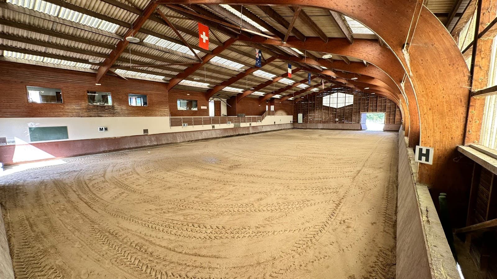 M L DRESS STABLE — photo 1